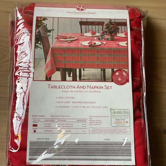 Holiday Tablecloth 6 Napkin Set - Picture 5 of 5